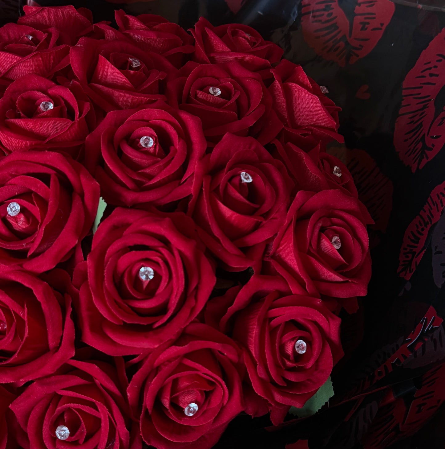 24 Red Eternal Roses – Kiss Print Wrap